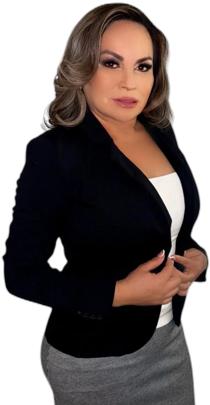 Carina Sánchez de pie, con saco negro, mirando a la cámara