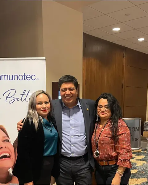 Carina con dos personas junto al banner de Live Better